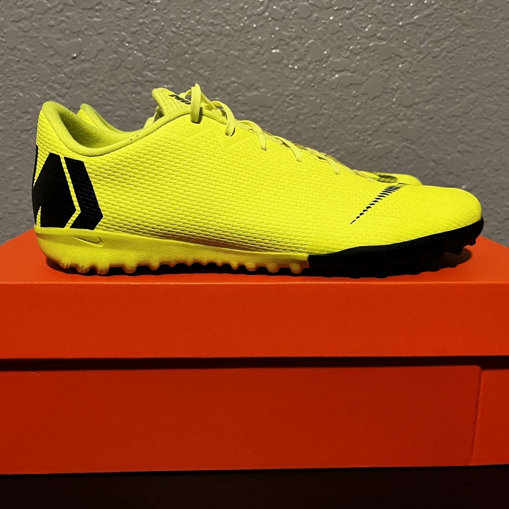 Indoor soccer shoes